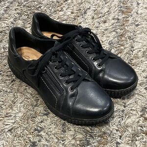 Clarks Black Leather lace up comfort sneaker sz 9.5